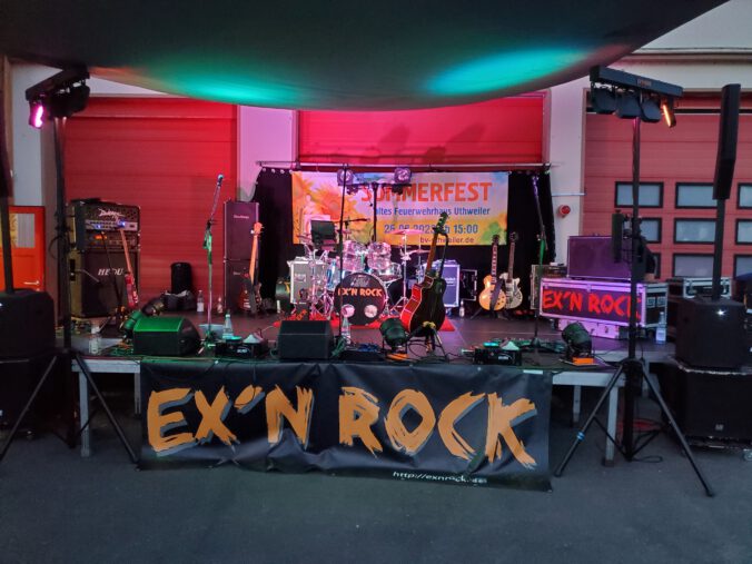 Bühne auf dem Sommerfest in Uthweiler für die Band Ex´n Rock