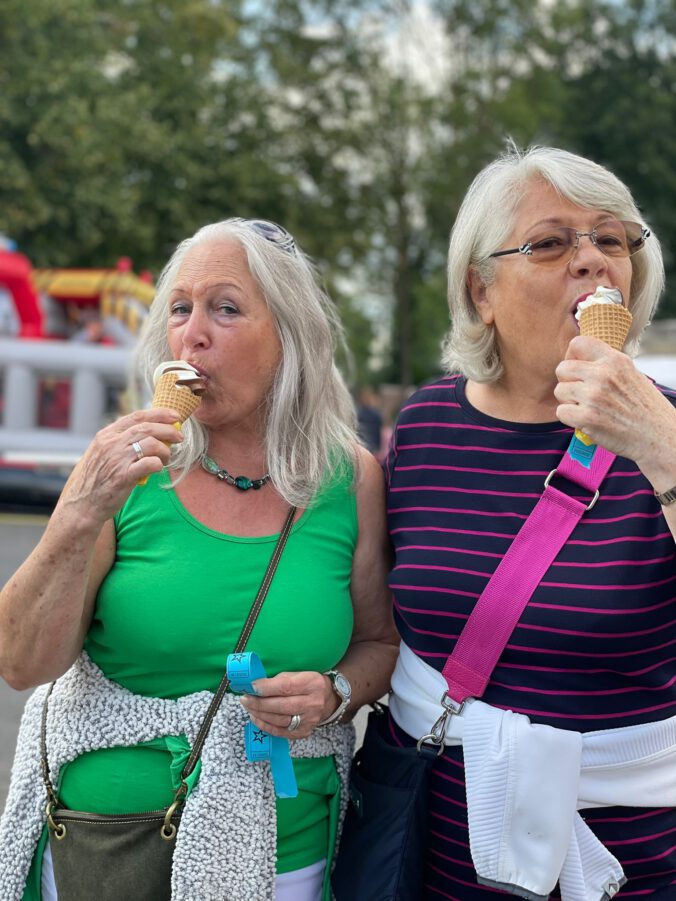 Softeis schmeckt immer auf dem Sommerfest bei bestem Wetter!