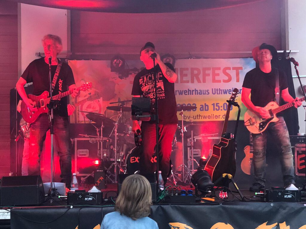 Bühne auf dem Sommerfest in Uthweiler für die Band Ex´n Rock wo es mit fetziger Musik und tollen Stimmen einen musikalischen Abend gab