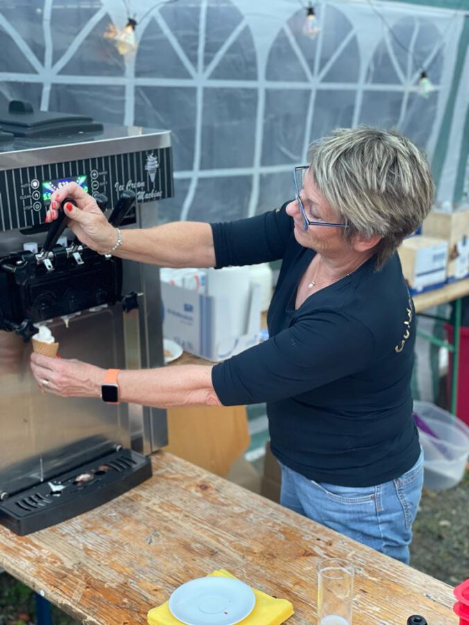 Softeis-Zapfexpertin Jutta bei der Arbeit