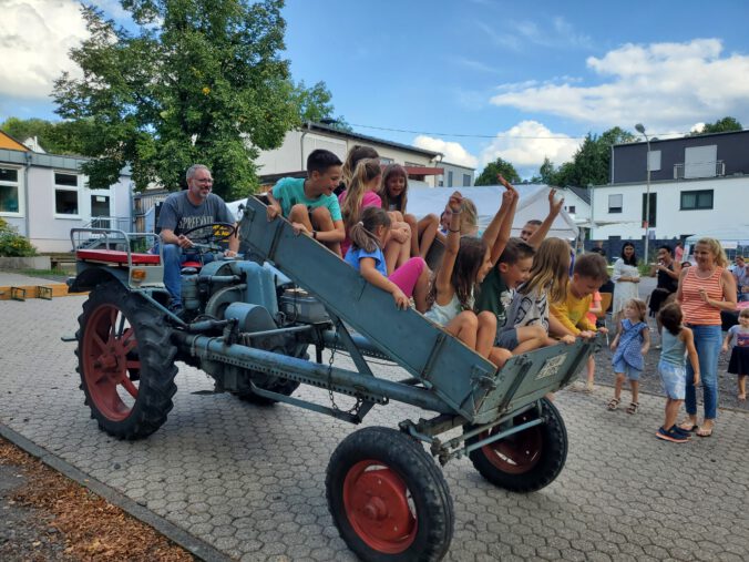 Treckerfahrt mit vielen Passagieren und Kindern