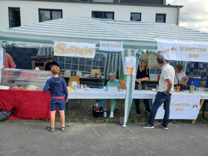Sommerfest vor der Kita Zwergenland und dem ehemaligen Feuerwehrhaus in Uthweiler