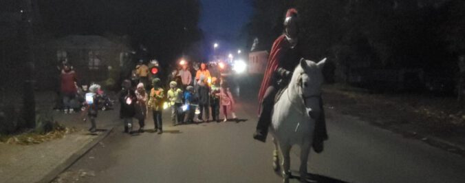 Sankt Martinszug mit Laternen
