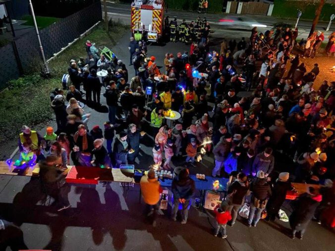Ausgabe der Martinswecken mit Feuerwacht von oben fotografiert