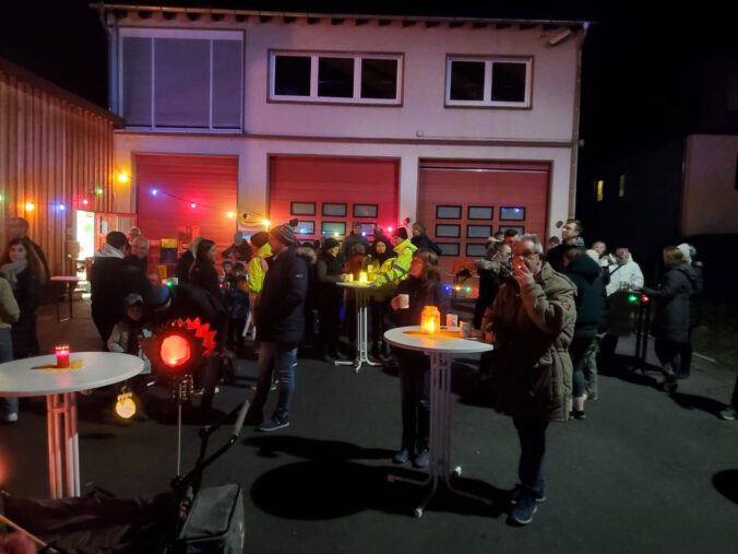 Stimmungsvolle Beleuchtung bei der Verpflegungsstation
